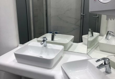 Sanitarne kabine i umivaonici